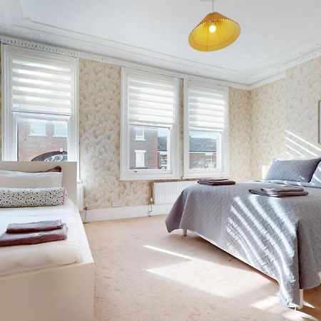 Cheerful 4 Bedroom Victorian House With Back Courtyard Londen Buitenkant foto